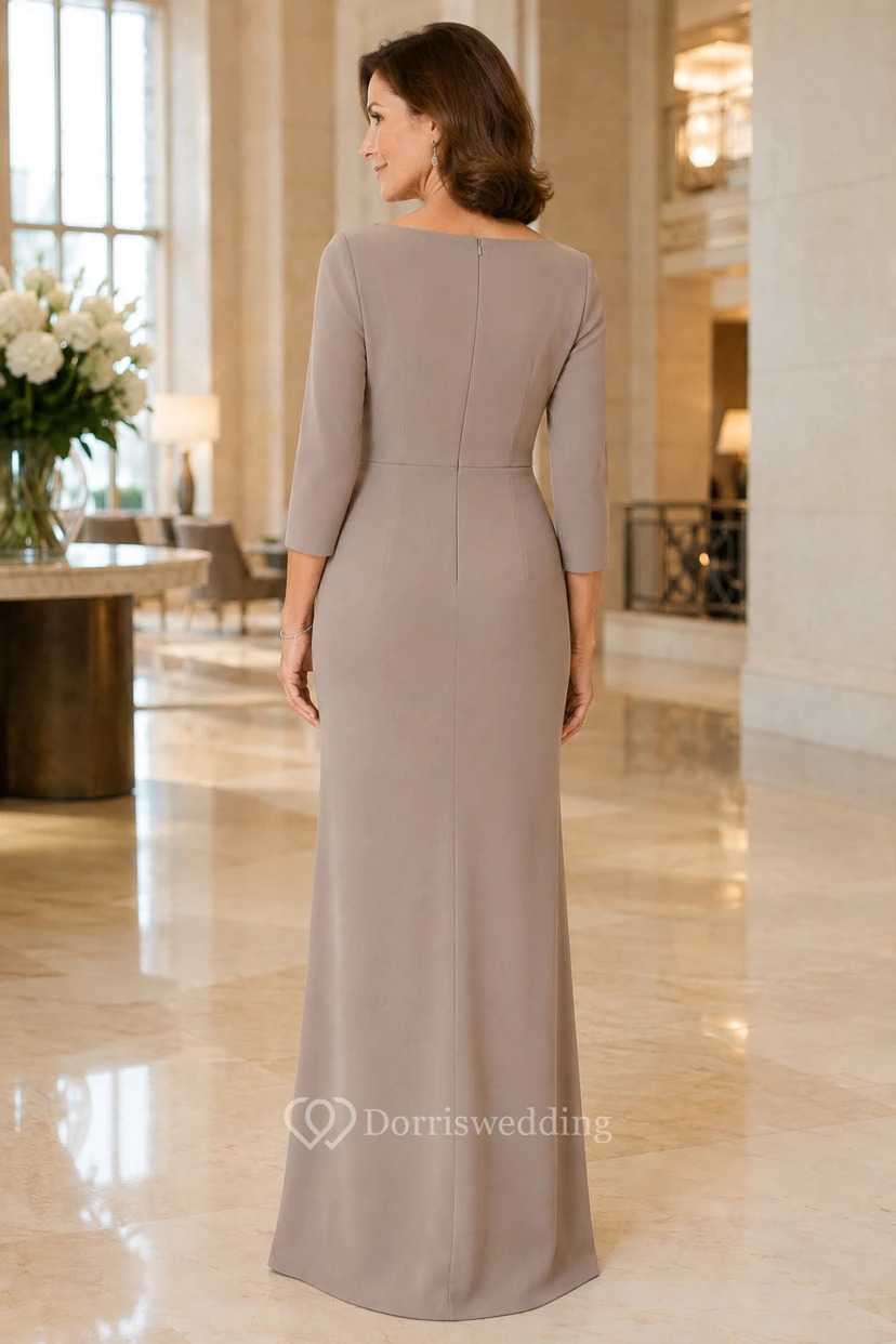 Robe de mariée taupe en jersey de satin stretch, coupe fourreau, manches 3/4, encolure bateau, longueur au sol avec fente. view 2