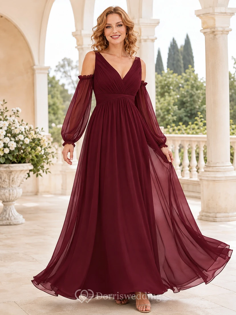 Vestido de gasa color burdeos con escote en V y mangas abullonadas desmontables.