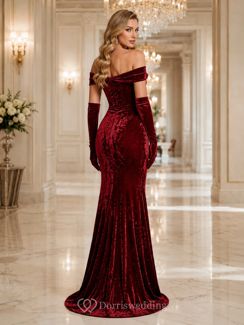 Vestido largo de invitada de terciopelo rojo con hombros descubiertos estilo sirena view 2