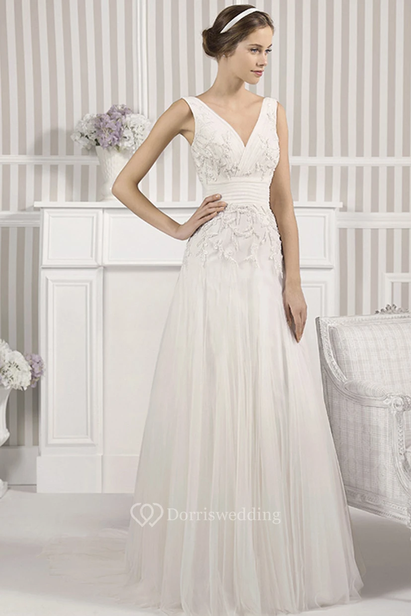 Ärmelloses, bodenlanges Brautkleid aus perlenbesetztem Tüll in A-Linie mit V-Ausschnitt, Perlenstickerei, Falten und tiefem V-Ausschnitt am Rücken.