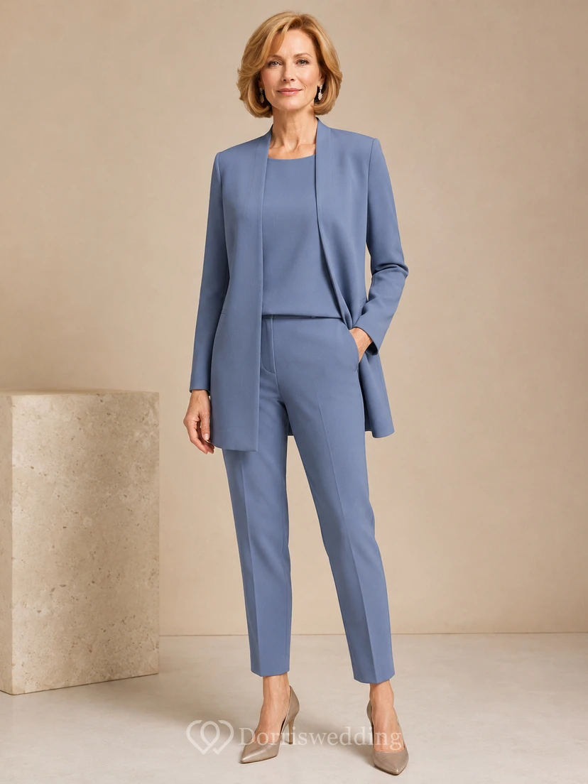 Stahlblauer, moderner, knöchellanger Crêpe-Hosenanzug mit schmal zulaufendem Bein, offenem, langem Blazer, Rundhalsausschnitt und Taschen – perfekt für die Mutter der Braut.