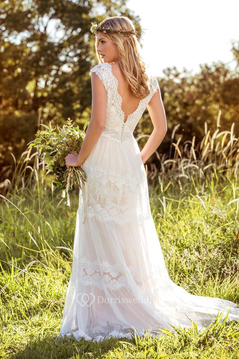 Robe de mariée longue à col en V et manches courtes, ornée de dentelle et de tulle appliqués view 3