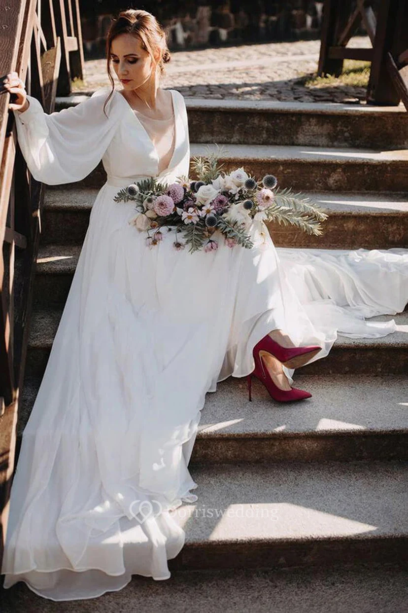 Robe de mariée unie à manches longues et dos nu plongeant en V, effet illusion simple