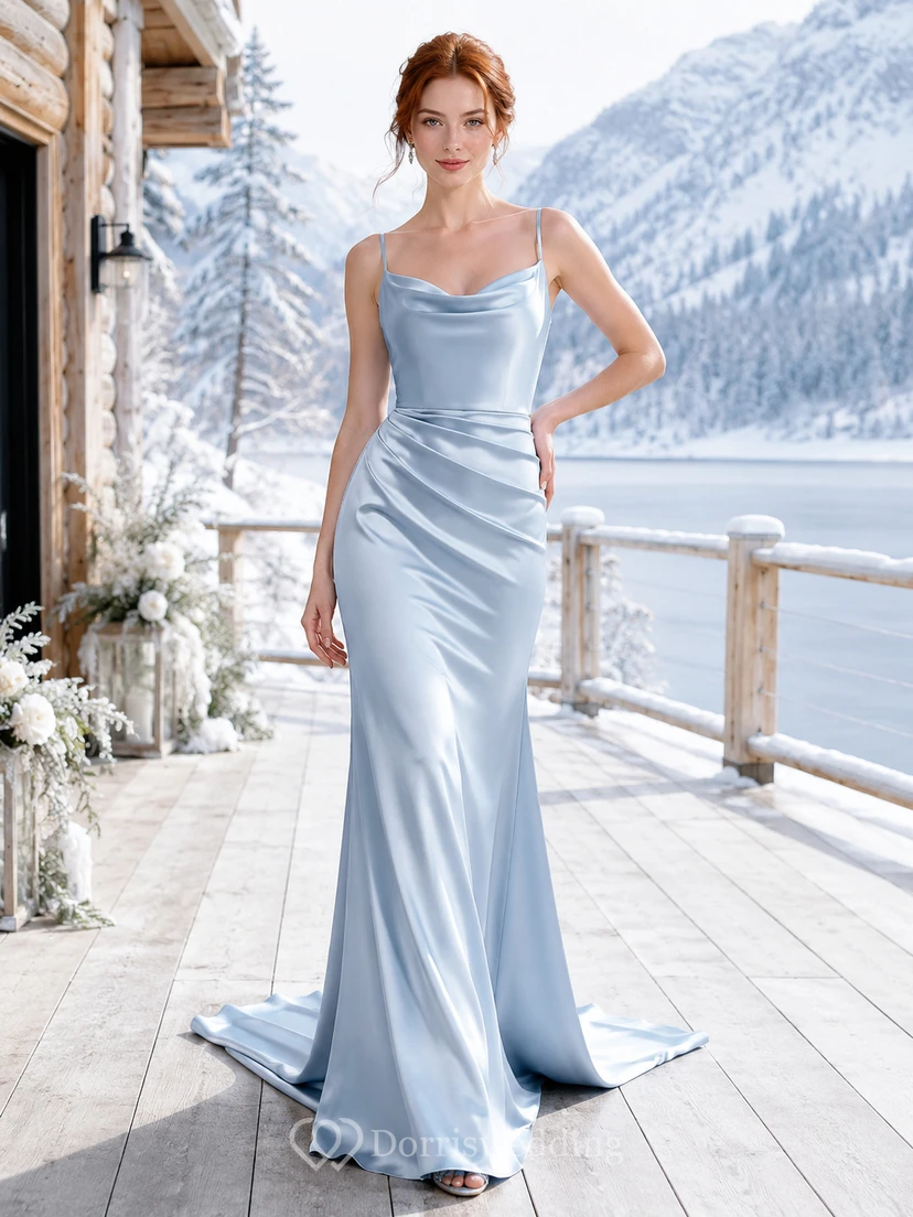 Robe de mariée fourreau bleu glacier en satin, à fines bretelles et col bénitier