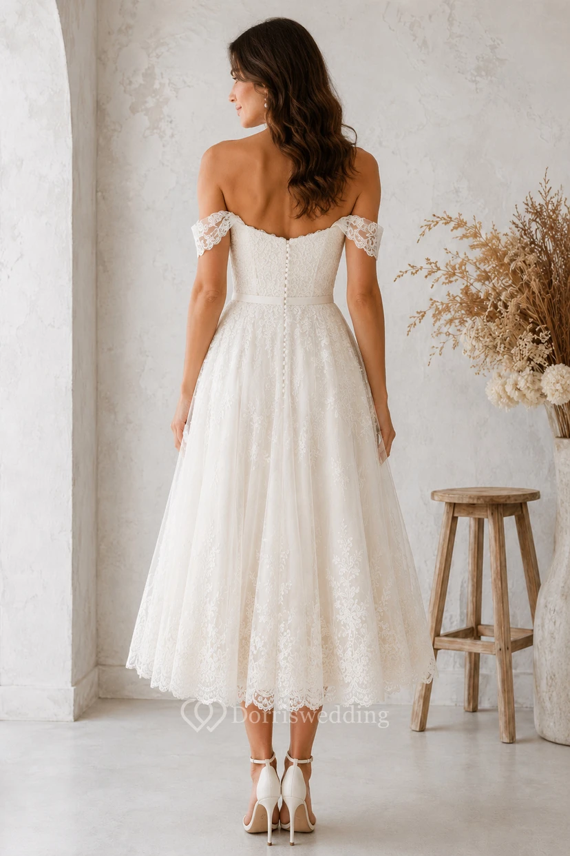 Robe de mariée en dentelle mi-longue à épaules dénudées et décolleté en cœur view 2