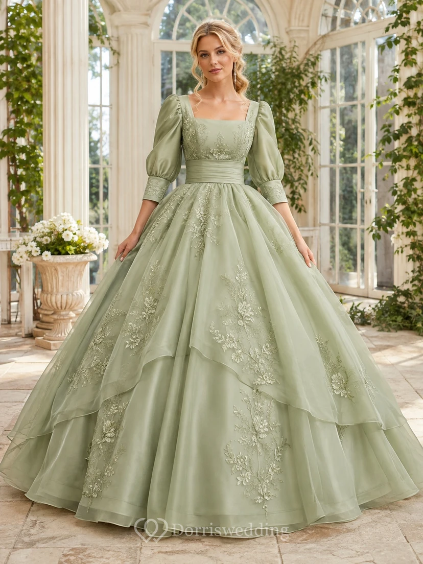 Elegantes salbeigrünes Ballkleid für Quinceañeras mit Puffärmeln und mehrlagigen Applikationen