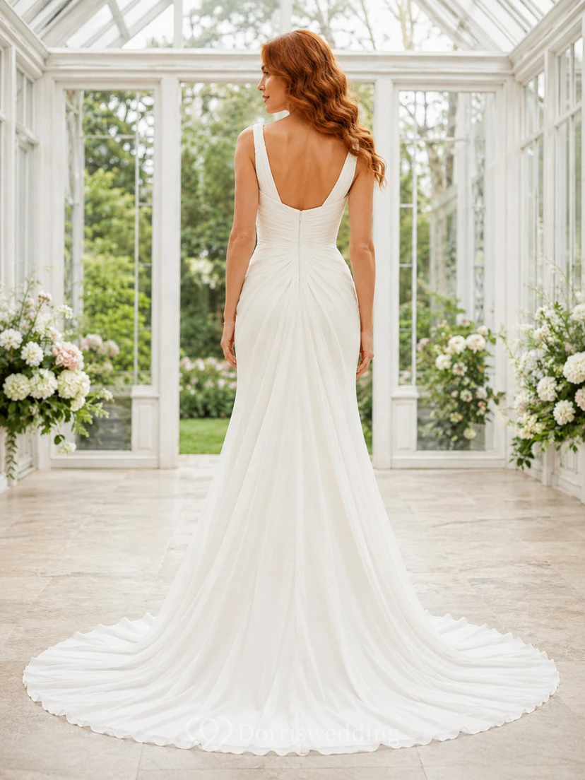 Robe de mariée minimaliste en satin, coupe sirène, col bénitier, sans manches, traîne. view 2