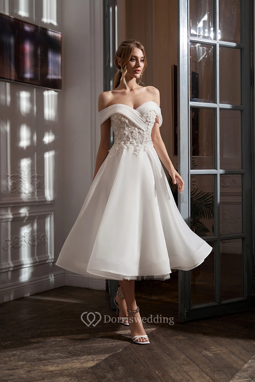 Precioso vestido de novia de corte A con hombros descubiertos, fruncido y largo hasta la rodilla con apliques