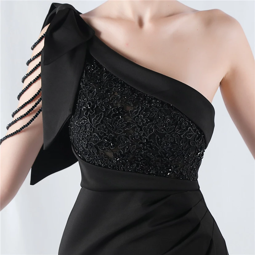 Vestido de noche de satén de alta gama con encaje de diamantes y diseño artesanal. view 28