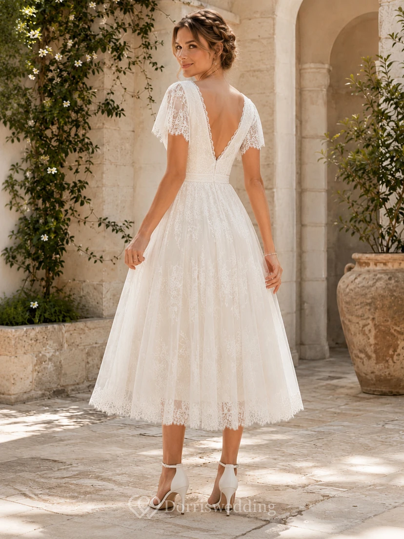 Vestido de novia bohemio de encaje con escote en V, mangas con volantes y largo hasta la rodilla, ideal para bodas campestres en jardines. view 2