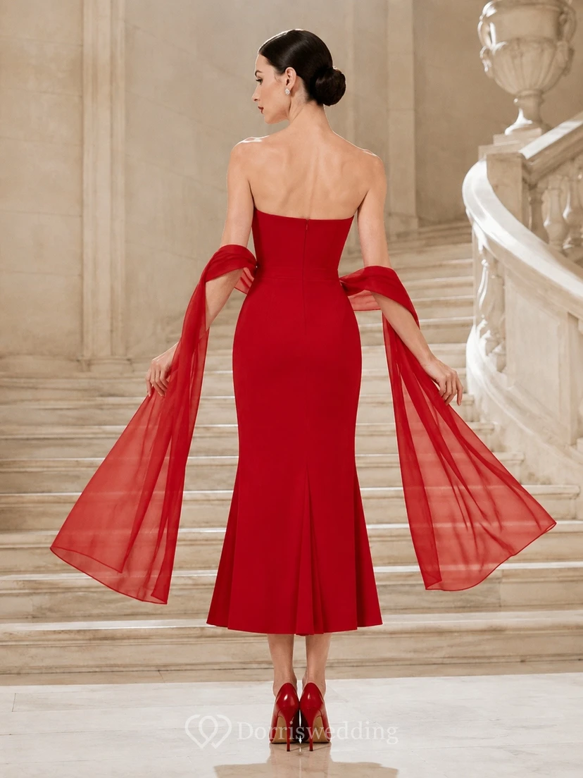 Robe de soirée fourreau rouge satinée sexy, longueur thé, sans bretelles, manches drapées view 2