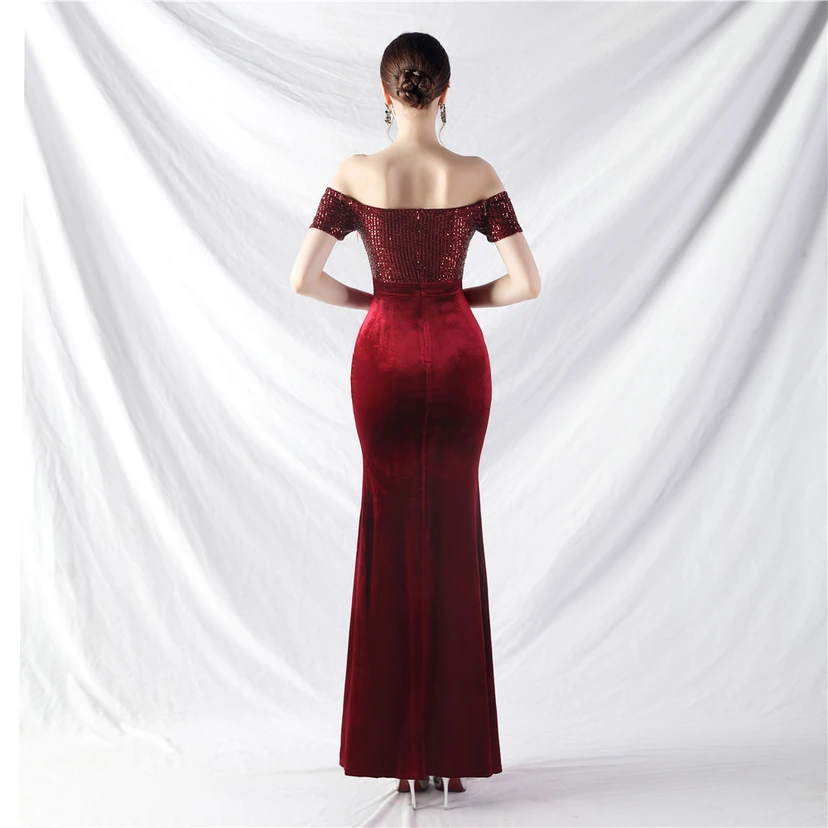 Vestido de noche asimétrico de terciopelo con plumas de avestruz. view 6