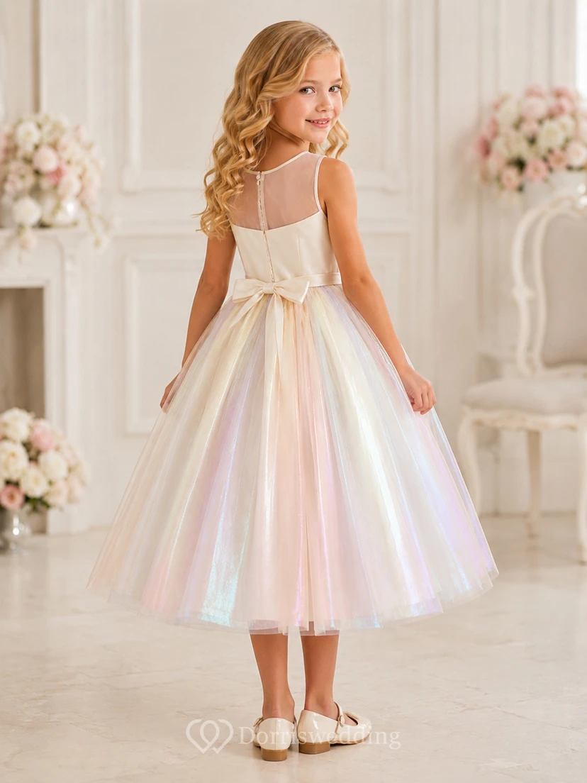 Vestido de niña de flores romántico de tul opalescente con corte en A, sin mangas, escote cuadrado y falda iridiscente hasta la rodilla. view 2