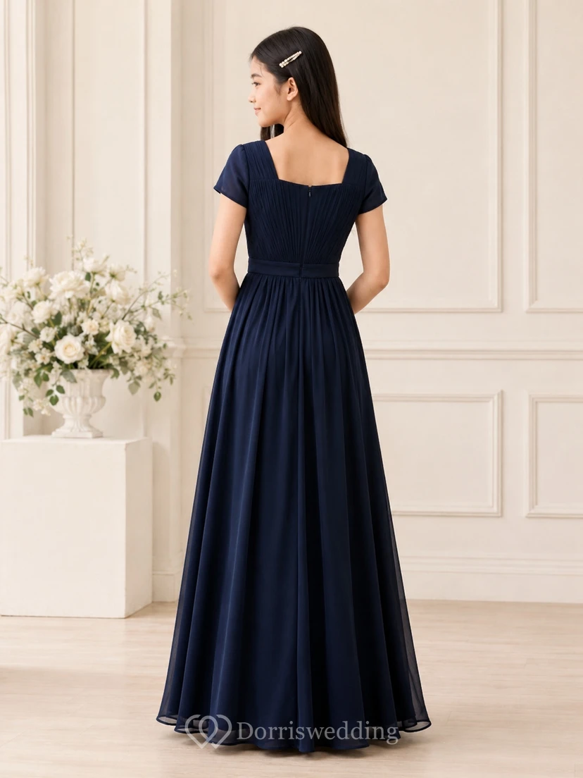 Altersgerechtes, formelles, dunkelblaues Chiffon-Brautjungfernkleid mit kurzen Ärmeln, quadratischem A-Linien-Schnitt und bodenlang view 2
