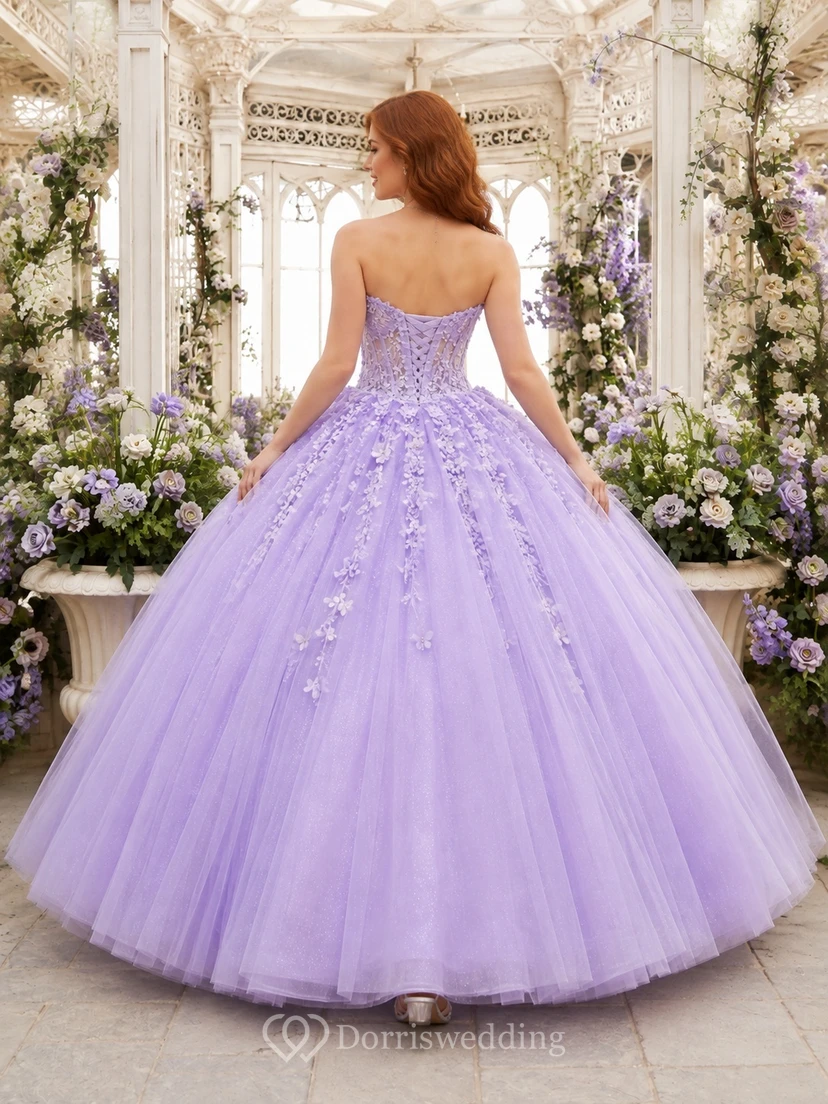 Lavendelfarbenes, trägerloses Ballkleid aus Tüll mit Herzausschnitt und gestuftem Blumenmuster für eine Quinceañera view 2