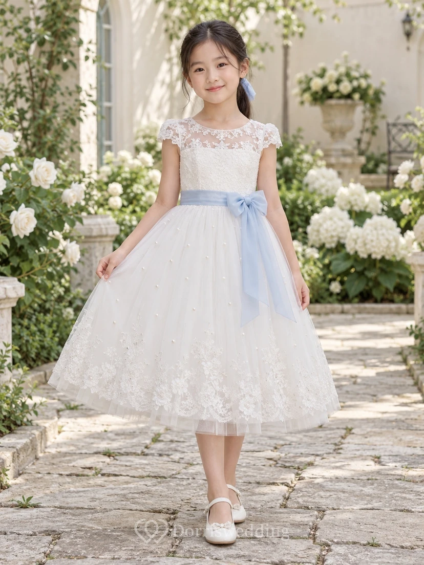 Vestido de niña de flores modesto, blanco, con estampado floral, corte en A, tul, mangas cortas y fajín azul.