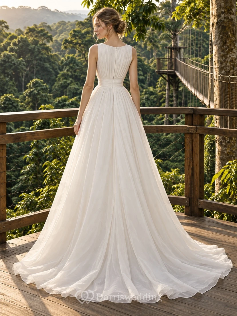Vestido de novia sencillo, modesto, sin mangas, con escote joya, de gasa, corpiño fruncido, corte en A y cola larga. view 2