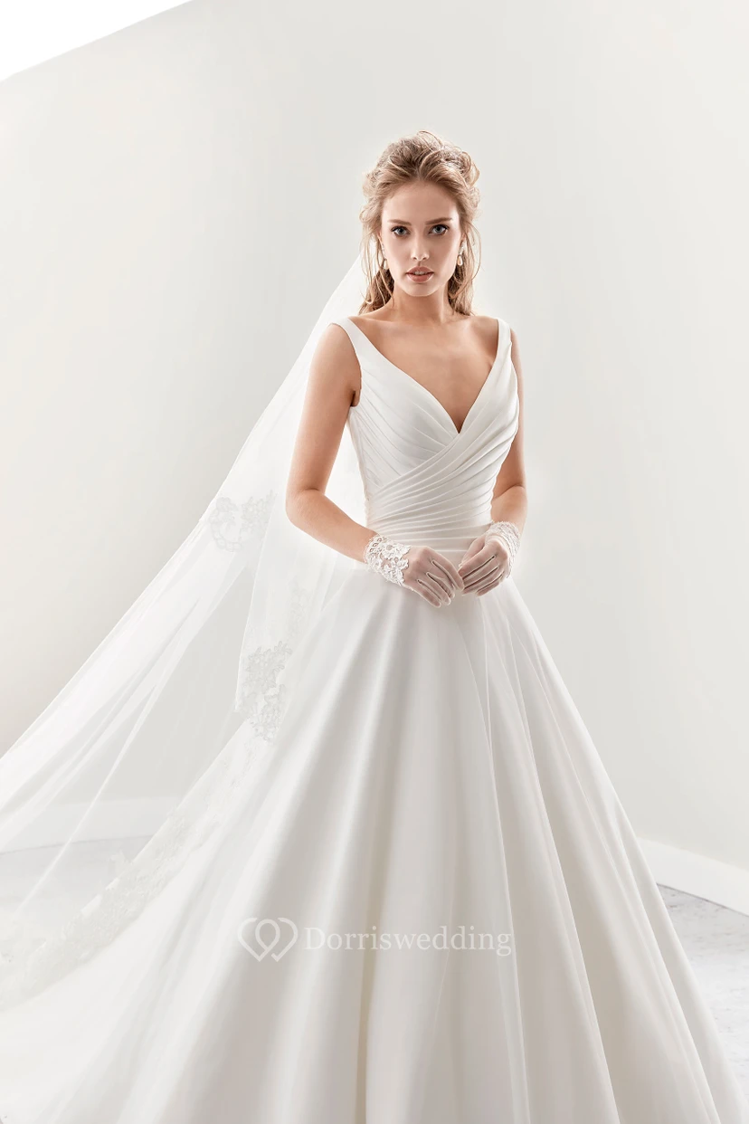 Robe de mariée élégante, plissée, coupe trapèze, col en V, dos nu en V et traîne. view 3