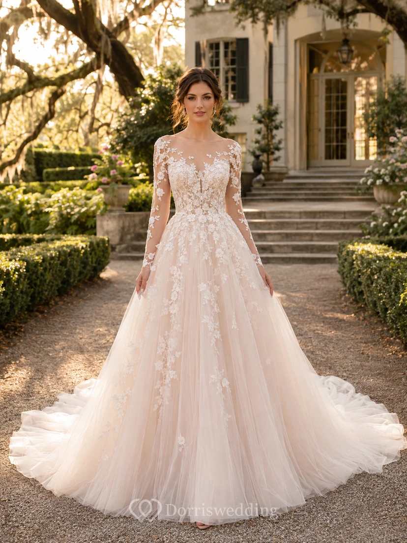 Robe de bal en dentelle illusion à manches longues pour un mariage champêtre dans un jardin