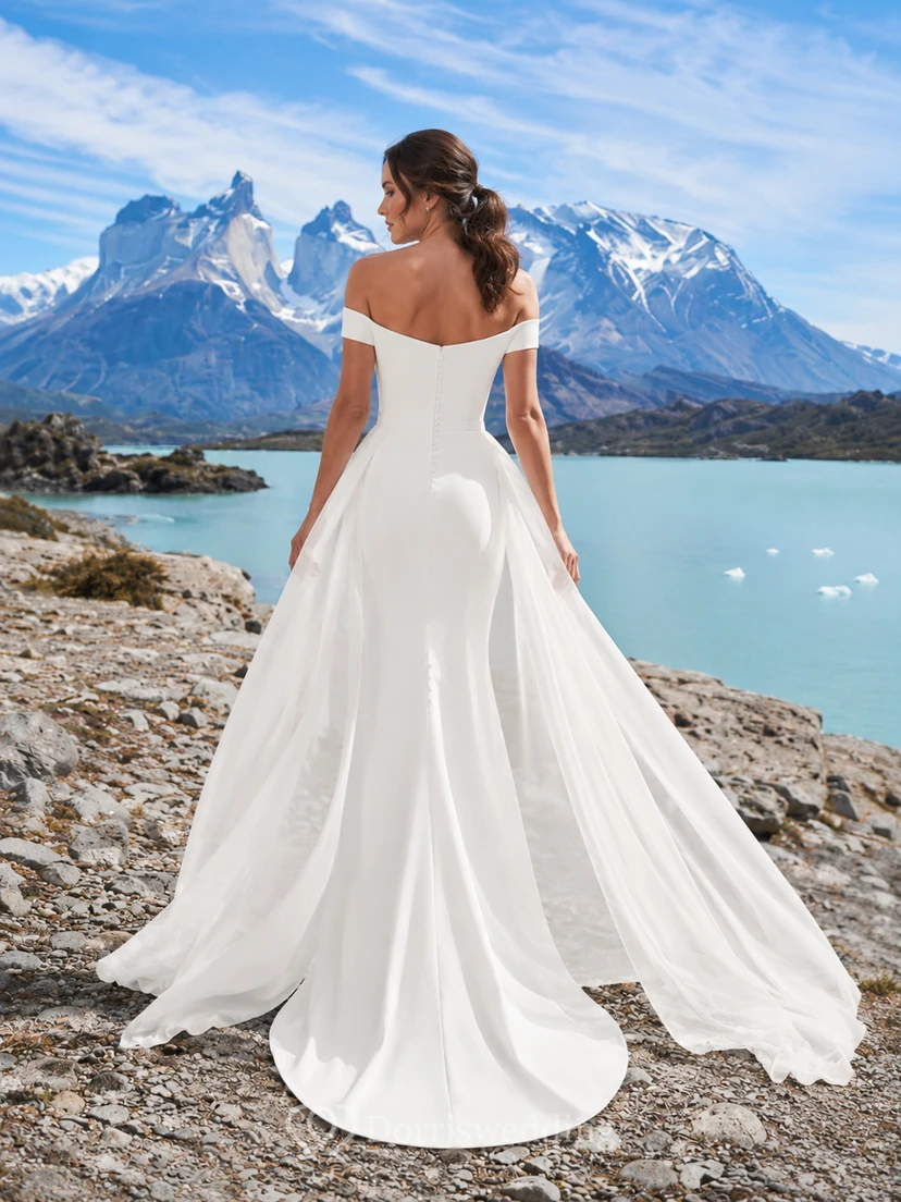 Robe de mariée fourreau en mousseline de soie satinée drapée à épaules dénudées et traîne, style court, pour une destination view 2