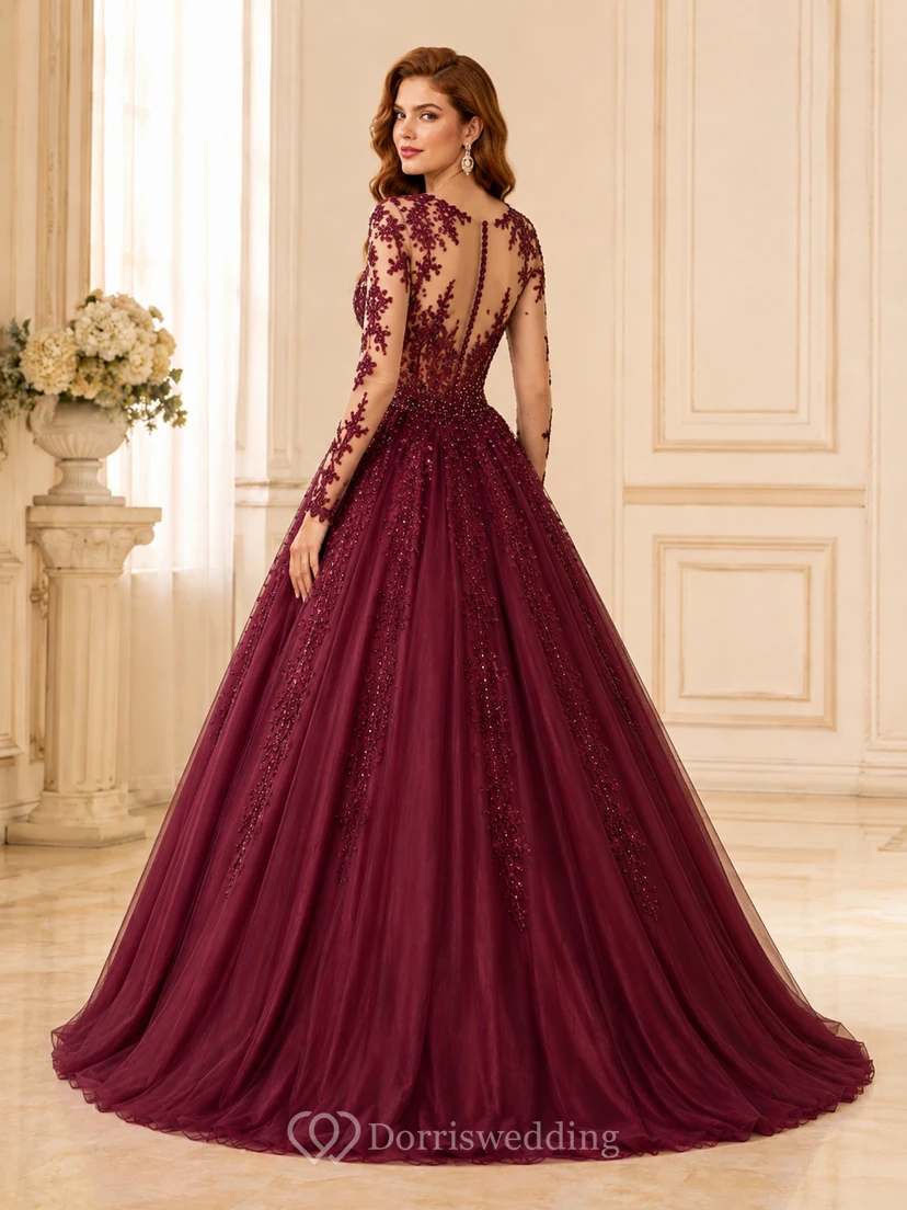 Vestido de fiesta formal de quinceañera de lujo color burdeos, manga larga, cuello alto, efecto ilusión y detalles de cuentas. view 2