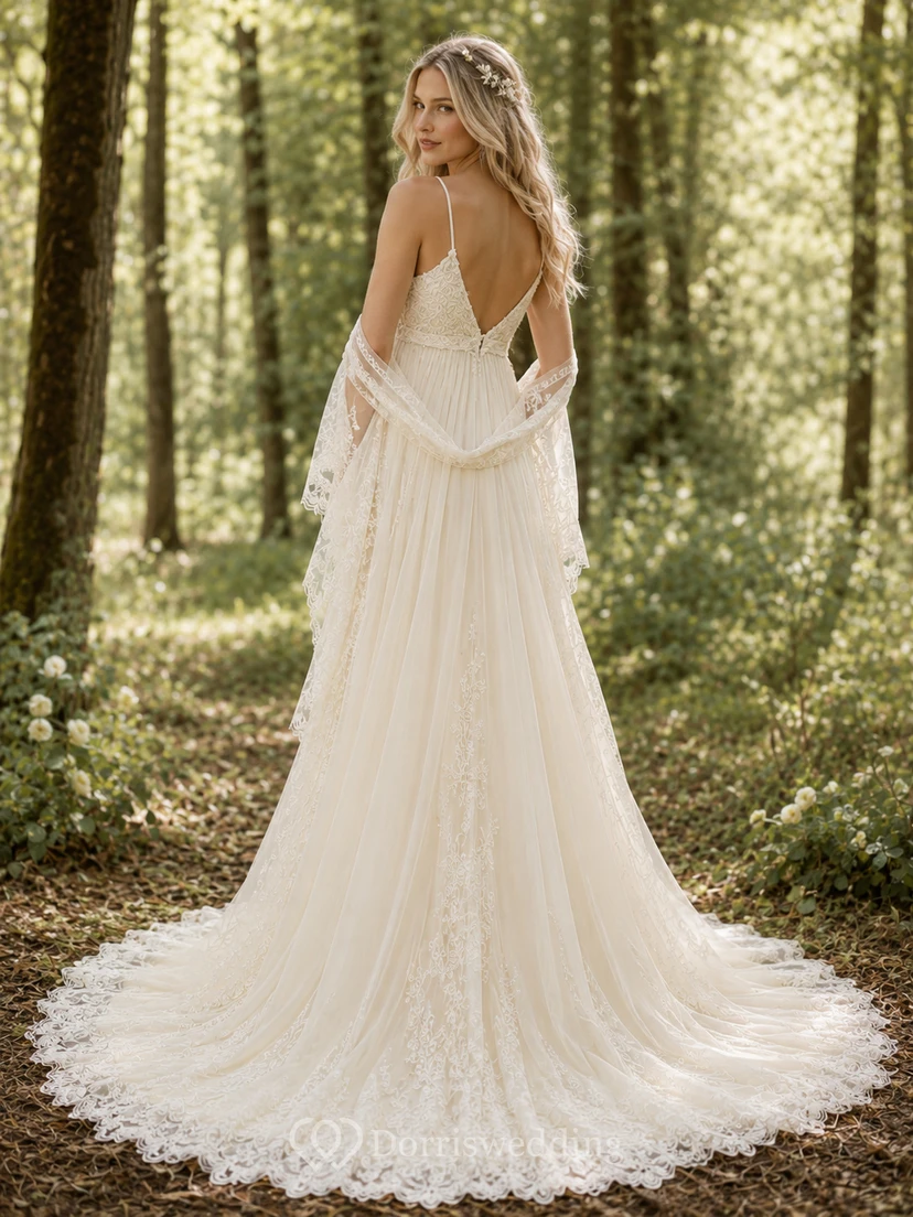 Umstands-Hochzeitskleid mit Spaghettiträgern, Spitzenschleier und Waldmotiv view 2