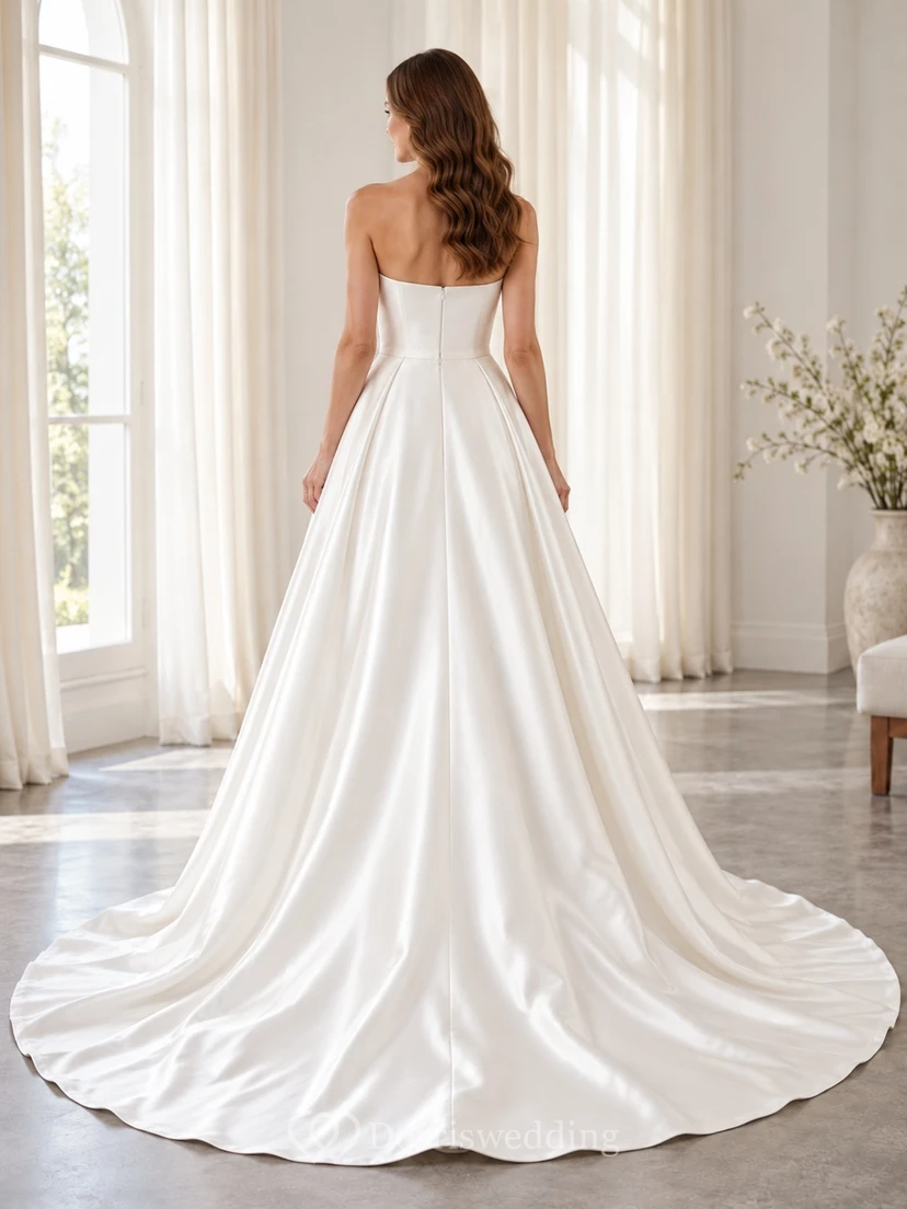 Schlichtes trägerloses Brautkleid aus Satin mit A-Linien-Schleppe view 2
