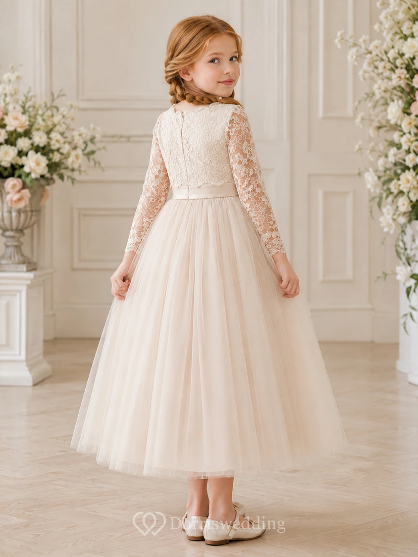 Robe de demoiselle d'honneur modeste en dentelle, décolleté illusion, manches longues, coupe trapèze, longueur cheville, en tulle et tulle. view 2
