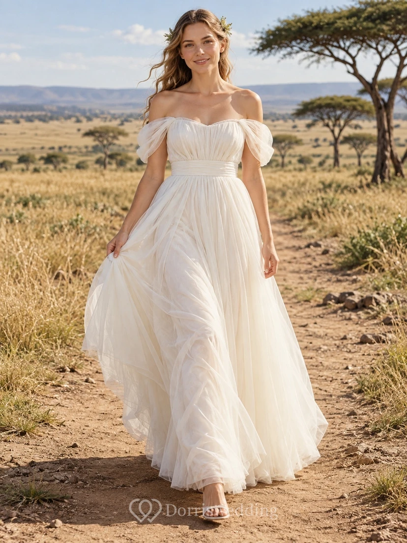 Vestido de novia sencillo de tul con escote corazón fruncido y hombros descubiertos.