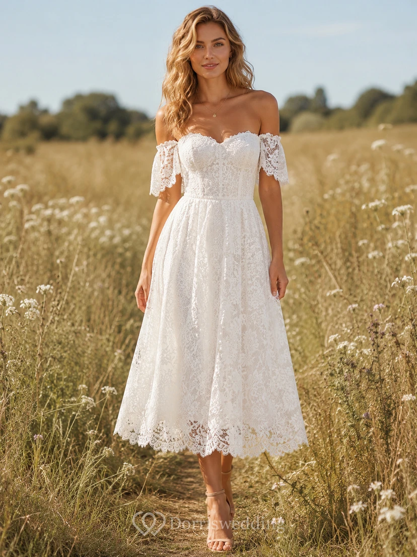 Robe de mariée romantique vintage à épaules dénudées, coupe trapèze, longueur thé, manches courtes, en dentelle, idéale pour un renouvellement de vœux.
