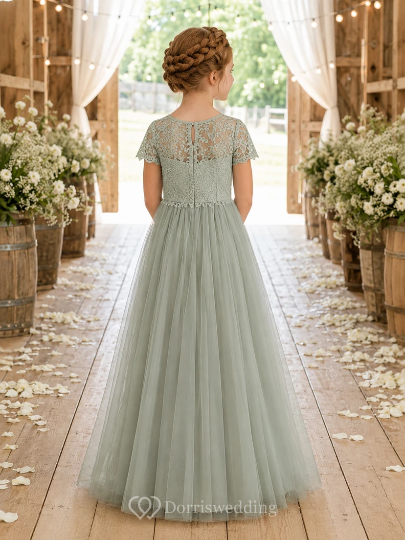 Blumenmädchenkleid aus salbeifarbenem Tüll in A-Linie mit Rundhalsausschnitt und bodenlangem Schnitt sowie Schärpendetails view 2