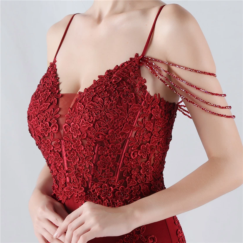 Robe de soirée à col montant en dentelle et perles, ornée d'un gilet à chevrons et d'un haut en dentelle. view 19
