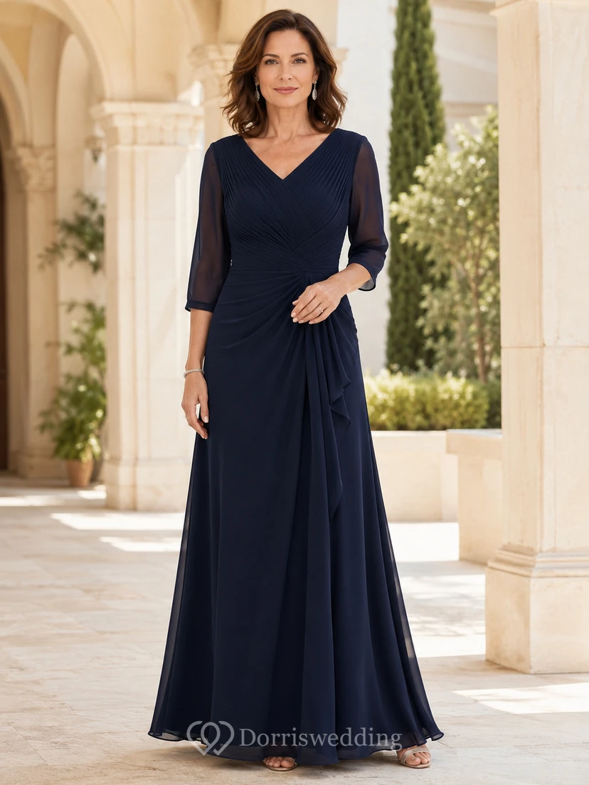 Dunkelblaues, schlichtes, bodenlanges A-Linien-Chiffonkleid für die Mutter der Braut mit V-Ausschnitt, transparenten Dreiviertelärmeln und plissierter Taille.