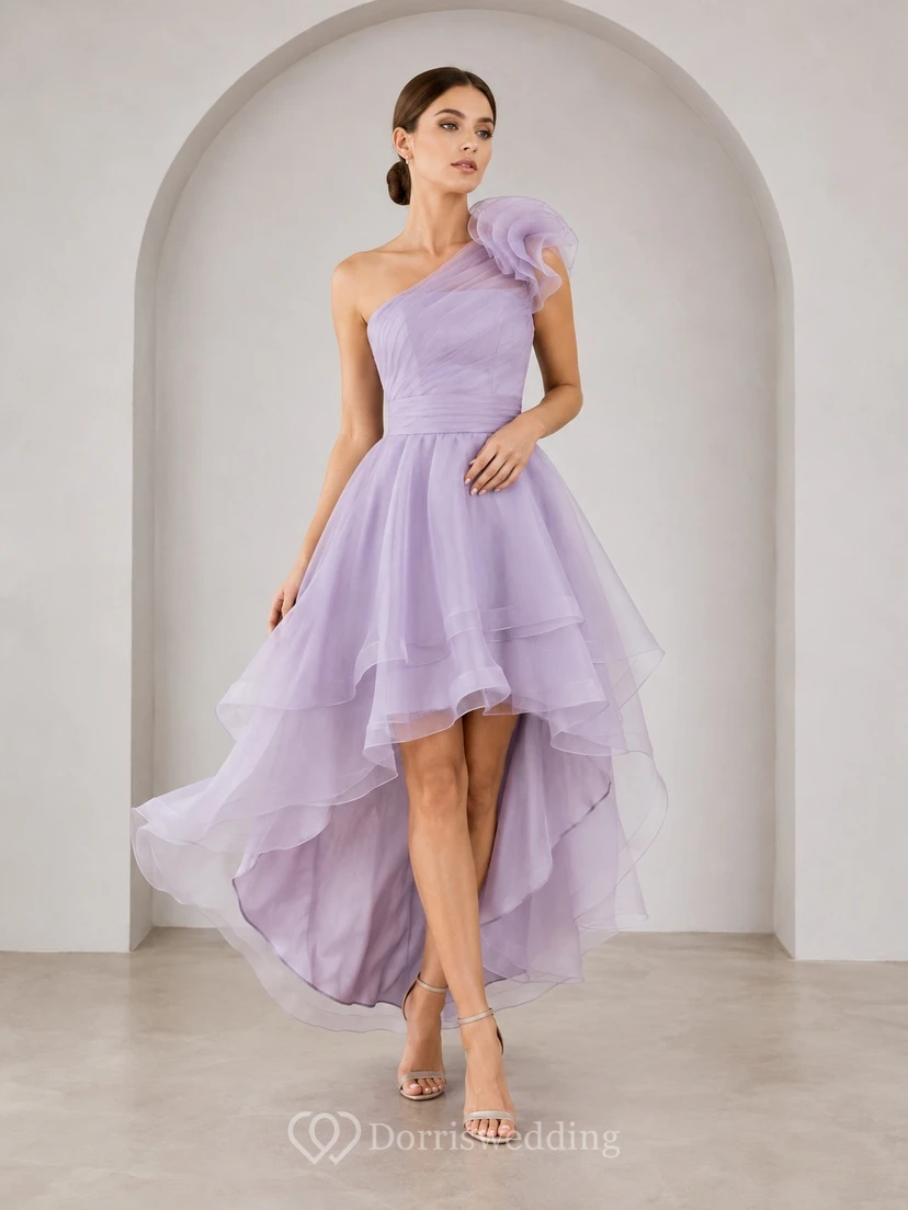 Robe de cocktail asymétrique lavande à volants en organza à fleurs, à une épaule et coupe trapèze.