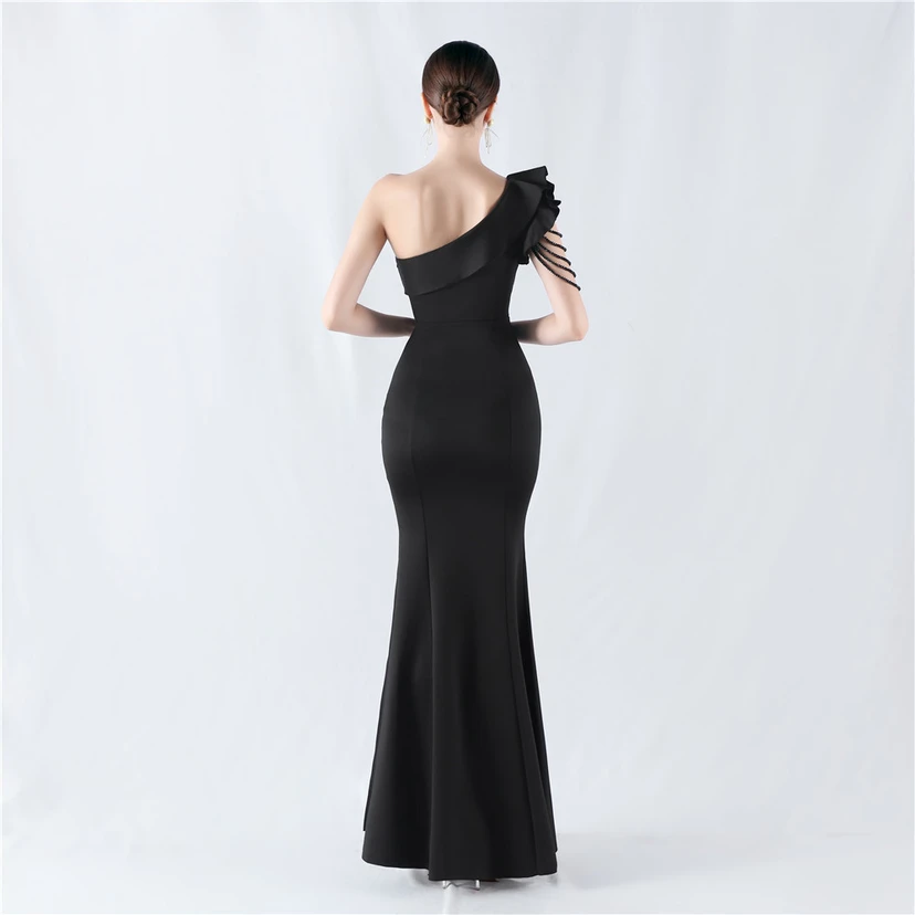 Vestido de noche asimétrico de satén con escote alto y cuello oblicuo, adornado con cuentas. view 12