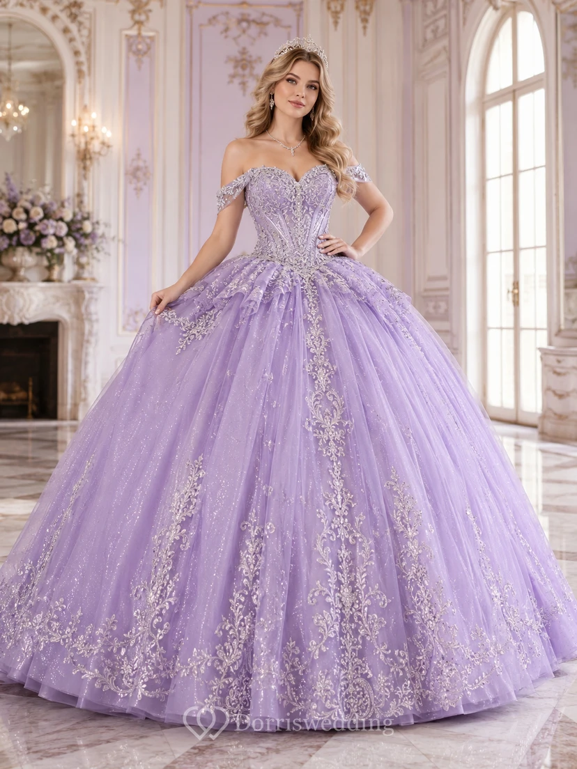 Vestido de princesa de quinceañera de tul bordado con escote corazón y hombros descubiertos, color lila plateado de lujo.