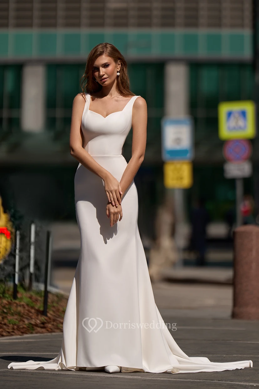 Robe de mariée simple en satin uni, sans bretelles, dos nu en V plongeant et traîne. video preview