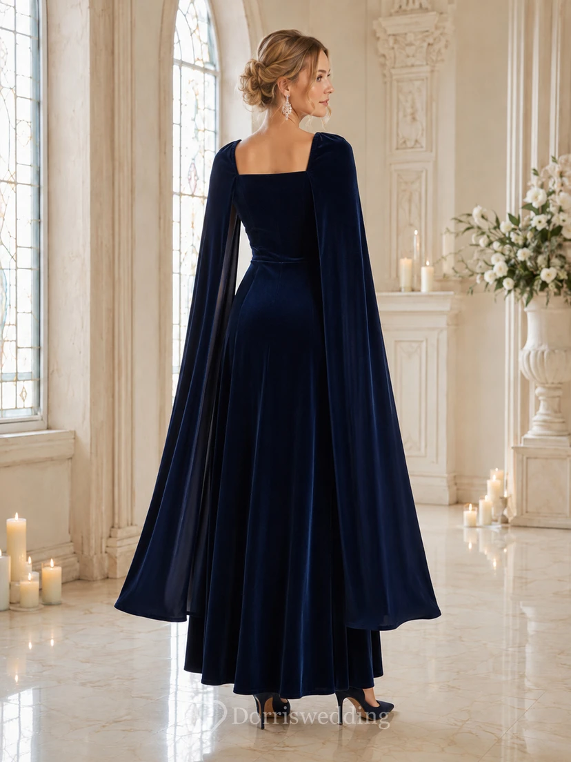 Vestido de invitada azul marino oscuro con cuello cuadrado y mangas largas tipo capa de terciopelo view 2