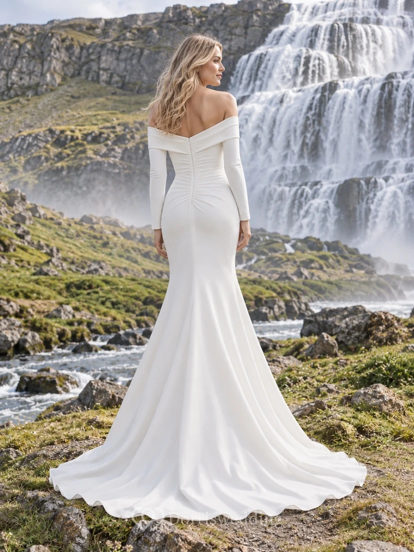 Vestido de novia de crepé estilo sirena de manga larga con hombros descubiertos, cintura fruncida y cola. view 2