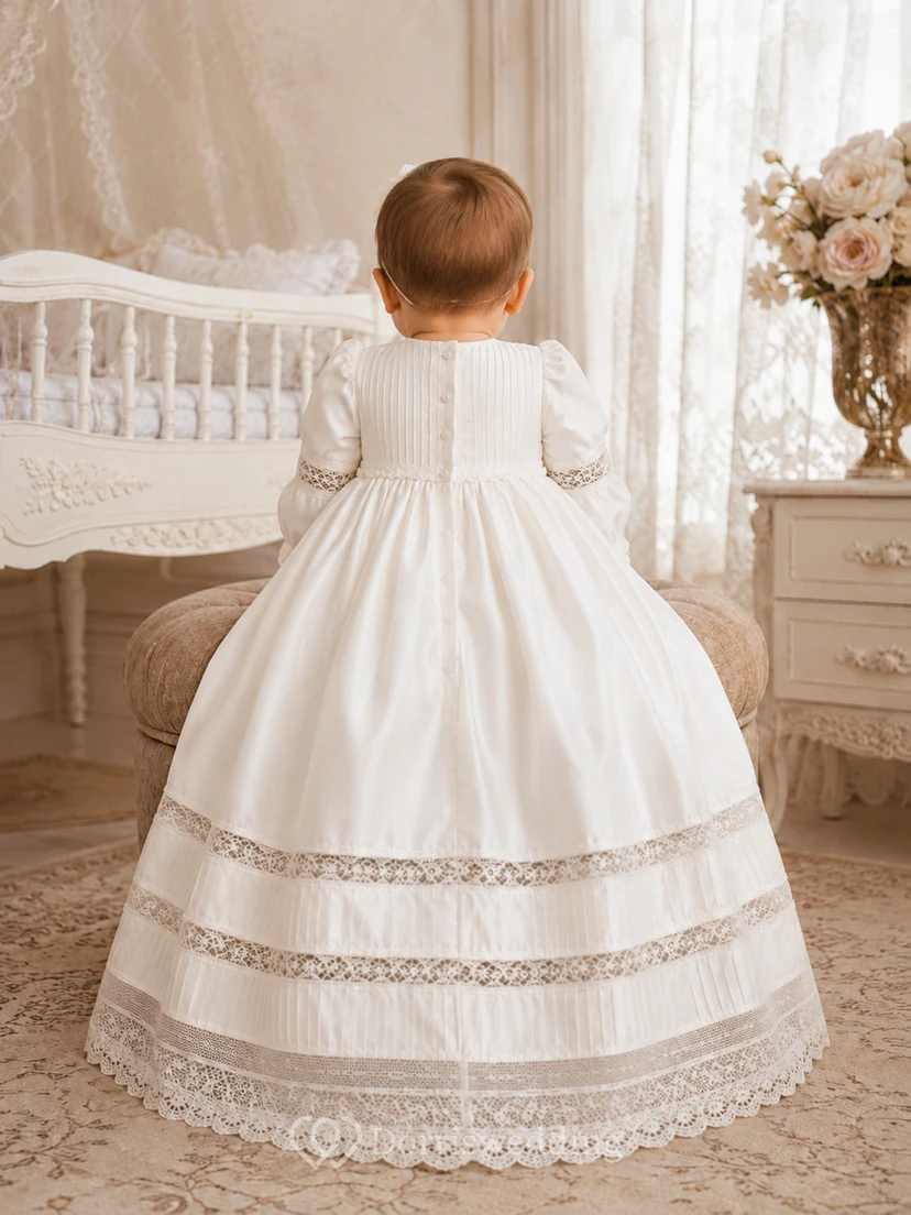 Vestido de bautizo para bebé con corpiño plisado, corte en A, manga larga y volantes de encaje. view 2