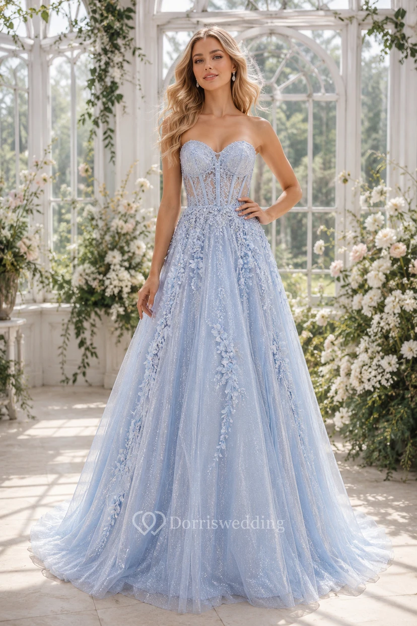 Vestido de fiesta de corte A de tul azul cielo con apliques de encaje y corpiño sin tirantes.
