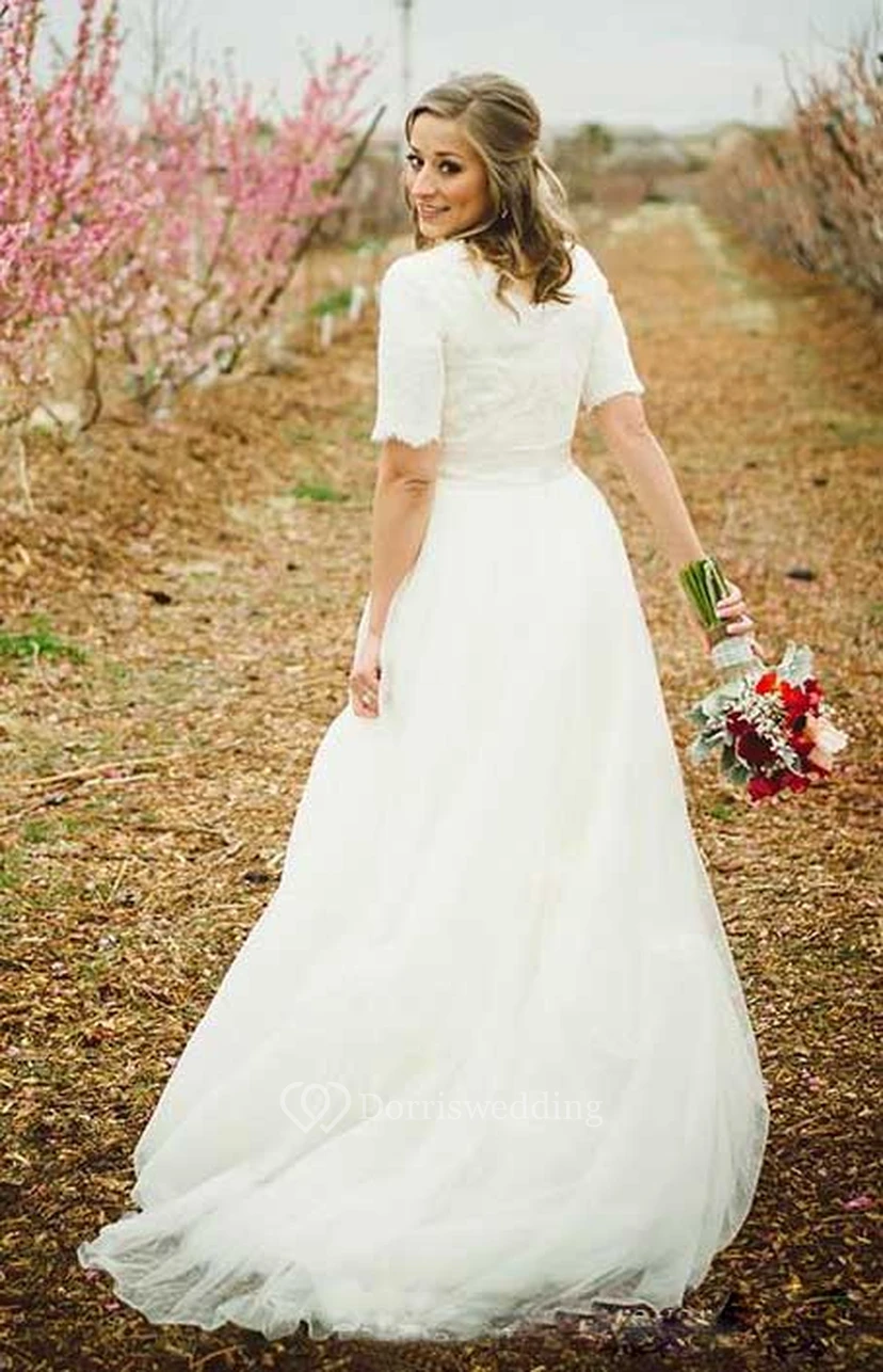 Vestido de novia modesto de princesa con escote redondo, mangas cortas, top de encaje y largo hasta la rodilla con fajín. view 2