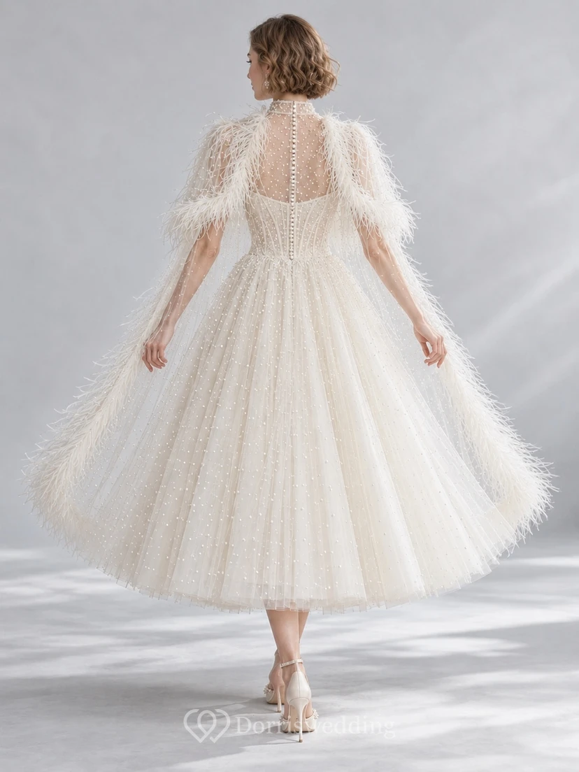 Vestido de novia de corte A de invierno con cuello alto, tul brillante y capa de plumas, largo hasta la rodilla. view 2