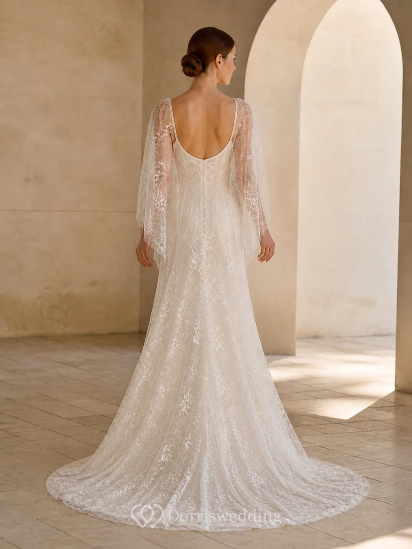 Vestido de novia de encaje ajustado con mangas tipo capa y tirantes finos para capilla view 2