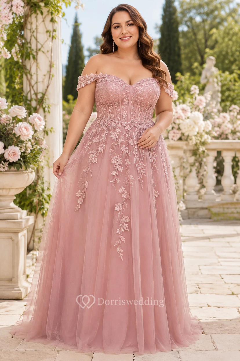 Robe de soirée grande taille rose poudré, épaules dénudées, coupe trapèze, en tulle avec appliques, idéale pour les bals de fin d'année et les réceptions formelles.