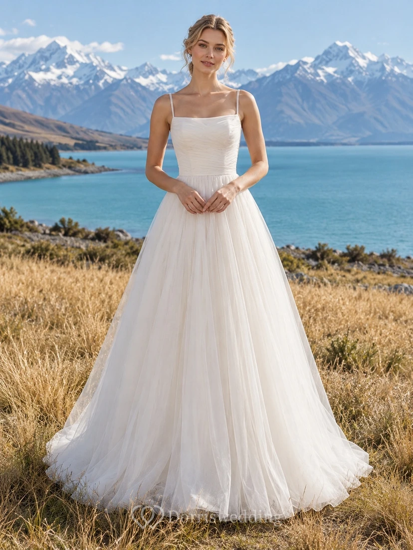 Schlichtes Brautkleid aus Tüll in A-Linie mit eckigem Ausschnitt und breiten Trägern