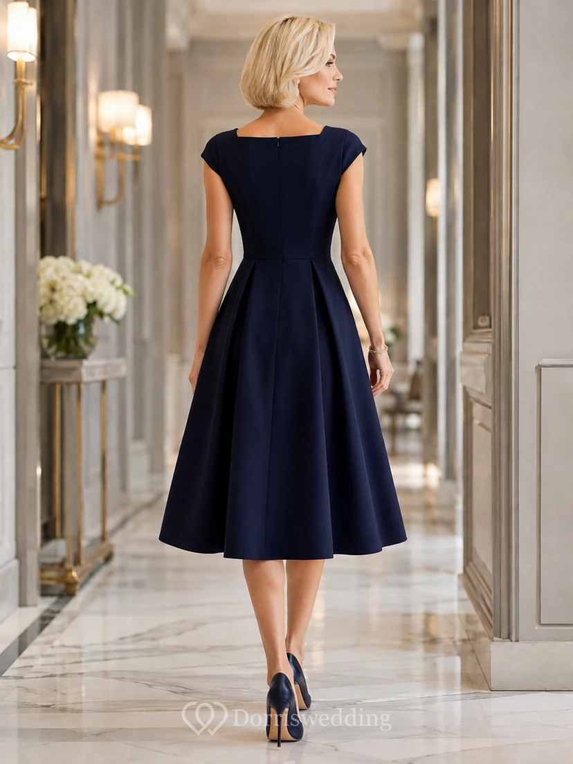 Vestido de invitada de corte A, largo midi, largo hasta la rodilla, de satén, manga corta, corte cuadrado, color azul marino oscuro, con pliegues y cremallera en la espalda. view 2