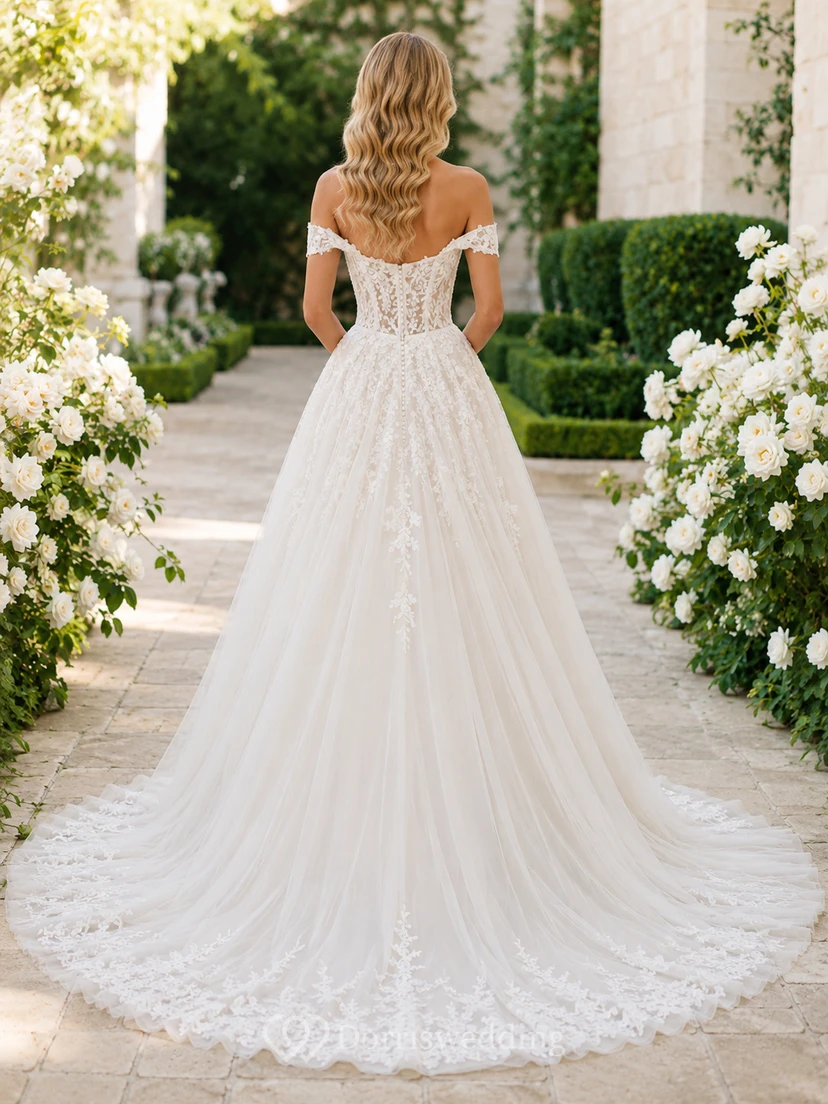 Robe de mariée en dentelle et tulle, robe de bal, épaules dénudées, traîne, ornée d'appliqués view 2