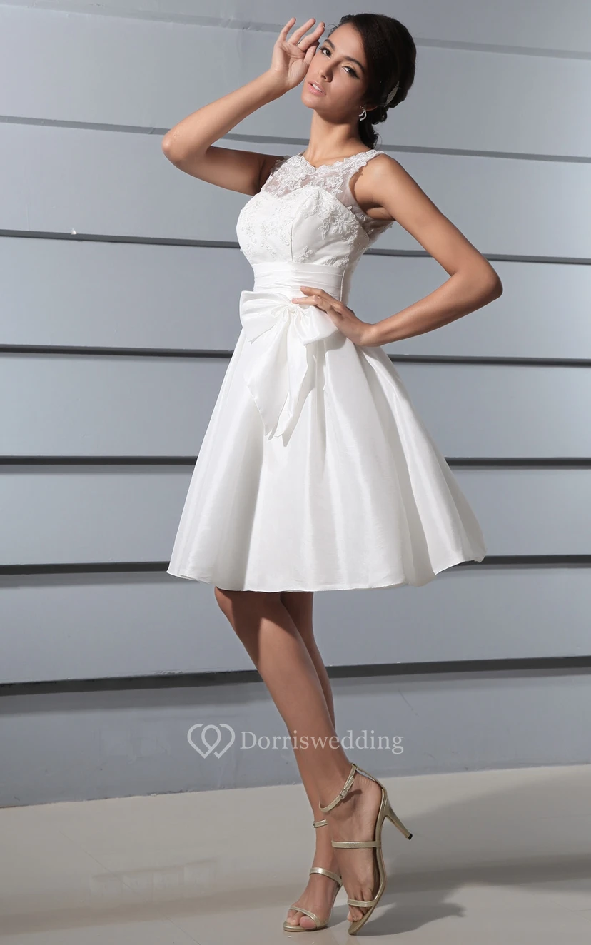 Kurzes Spitzenkleid mit tiefem V-Ausschnitt am Rücken, Schärpe und Schleife view 2