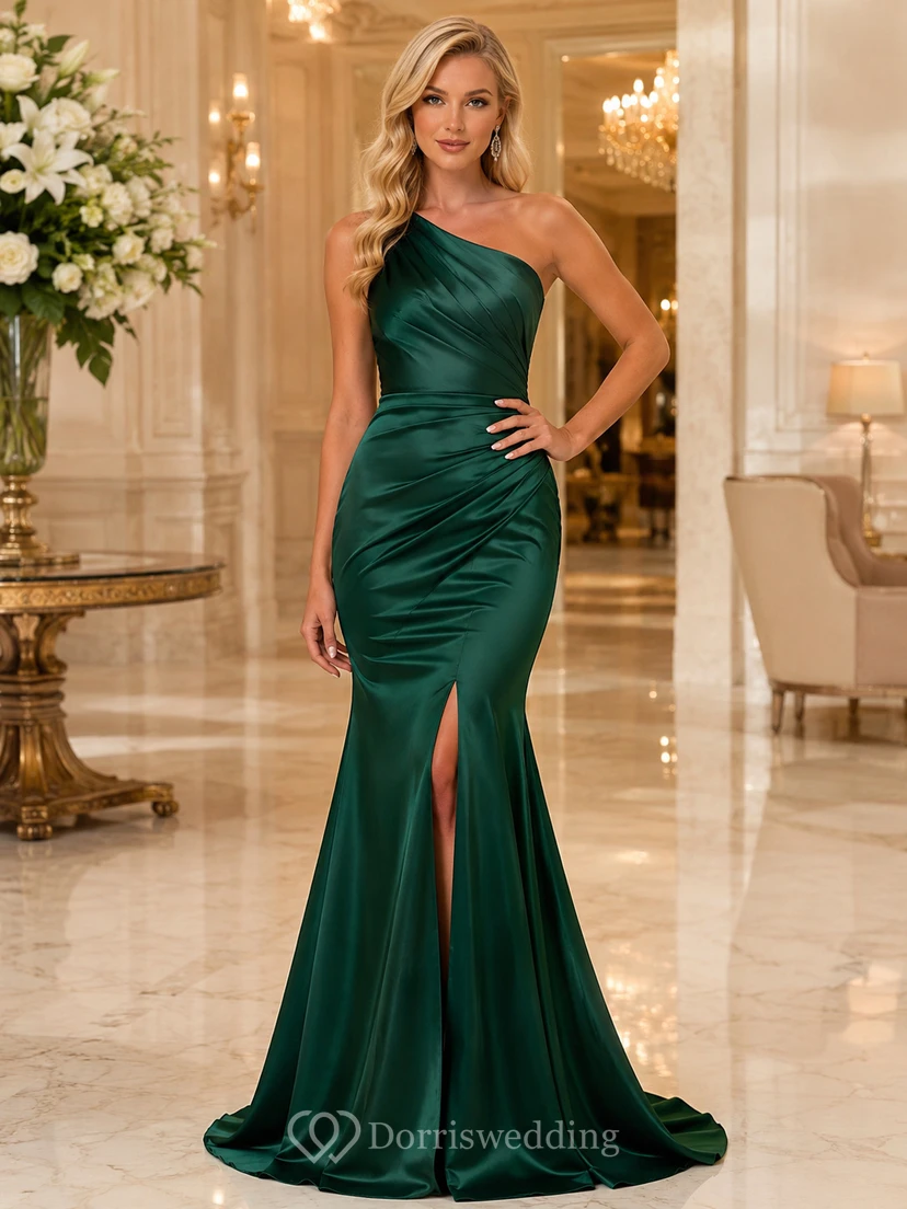 Dunkelgrünes, einseitig schulterfreies, gerafftes Meerjungfrauenkleid aus Satin mit Schlitz